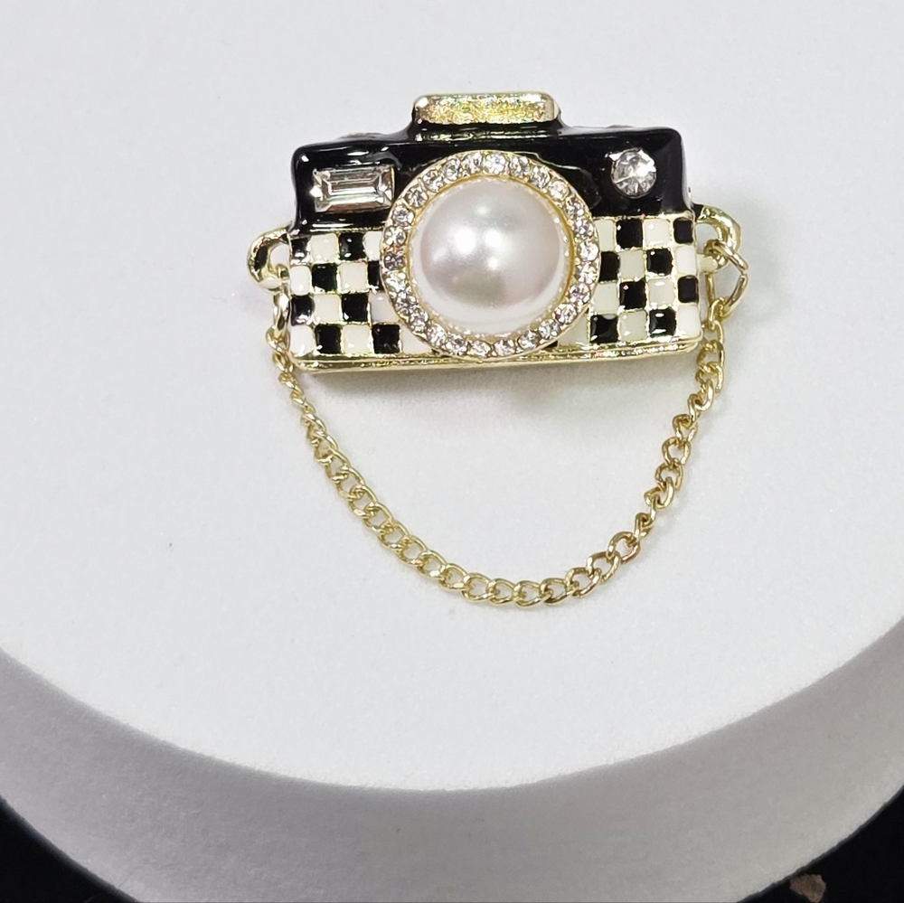 Vintage Camera Brooch Retro Photography Pin Gold Rhinestone Pearl